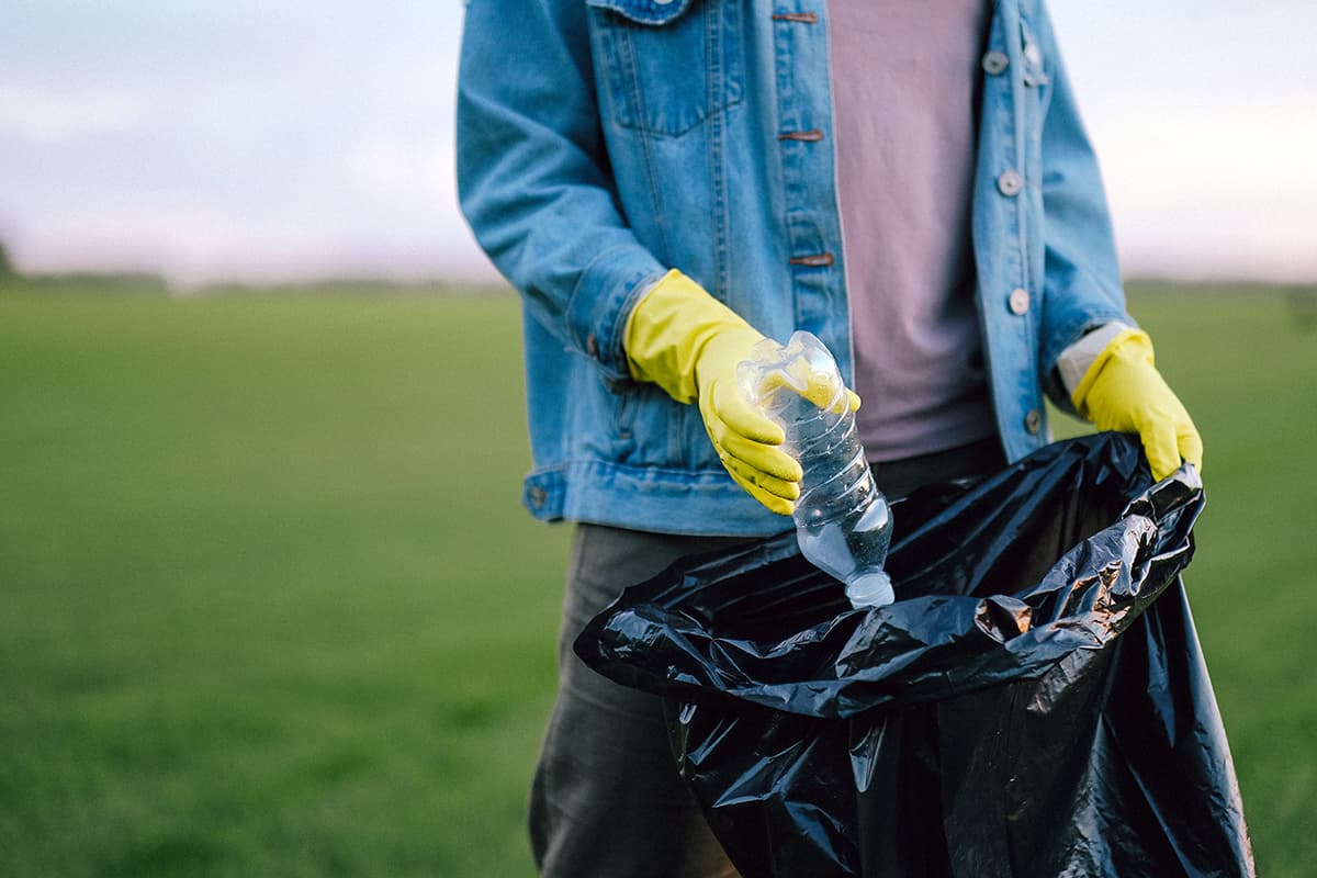 pessoa-com-saco-de-lixo-plastico-coletando-lixo